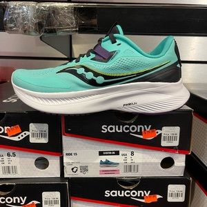 - Saucony GUIDE 15 size 6  women white green